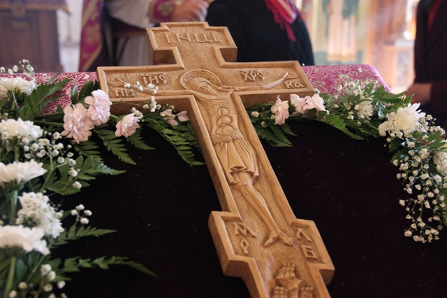 В-день-Возвижения-православные-поклоняются-Кресту-Господню