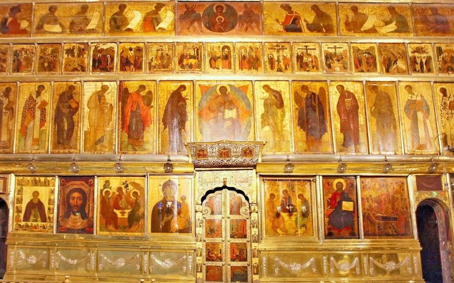 Iconostasis-of-the-Trinity-Cathedral-of-the-Trinity-Sergius-Lavra-900x562