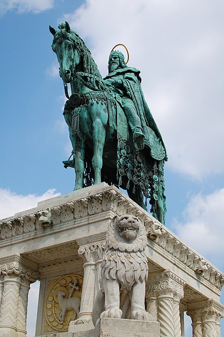Statue_of_Stephen_I_of_Hungary_in_Buda_Castle_2010